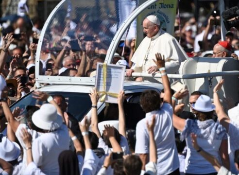 Papa en Budapest: El camino cristiano inicia por quitarse uno del centro