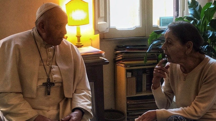 El Papa visitó en su casa a Edith Bruck, sobreviviente del holocausto. Foto: Vatican News.