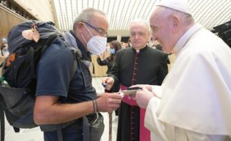 El sacerdote que caminó 700 kilómetros para conocer al Papa Francisco