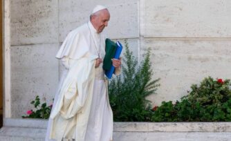 Papa: Como la Virgen María, hay que levantarnos y caminar con prontitud