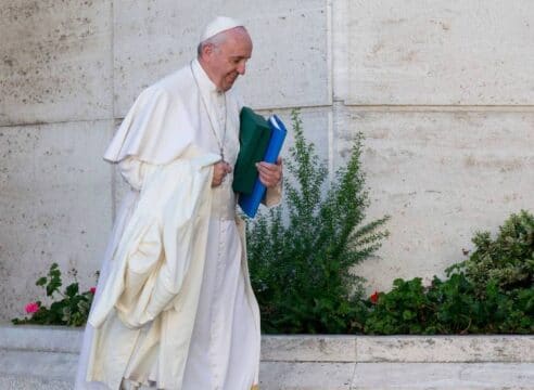 Papa: Como la Virgen María, hay que levantarnos y caminar con prontitud