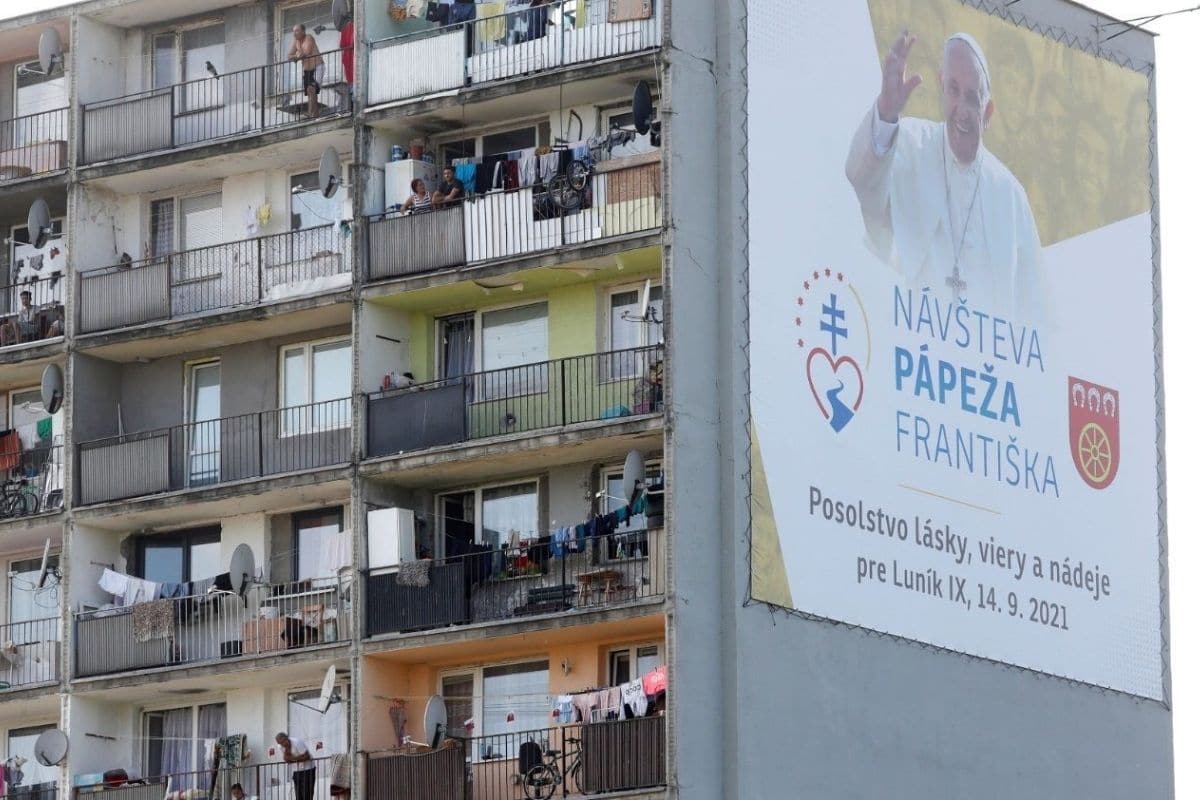 El Papa Francisco visitó la comunidad gitana Luník IX, en Eslovaquia. Foto: Vatican Media.