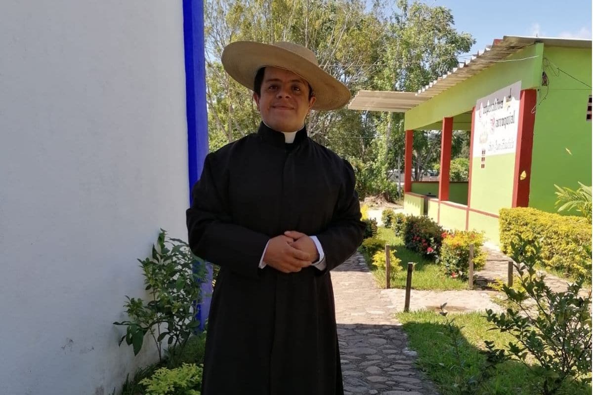 El padre Rodrigo Castro brinda sus servicios en la Prelatura de Mixes, Oaxaca.