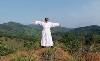 Con sólo 6 palabras una viejita desconocida lo convenció de ser sacerdote