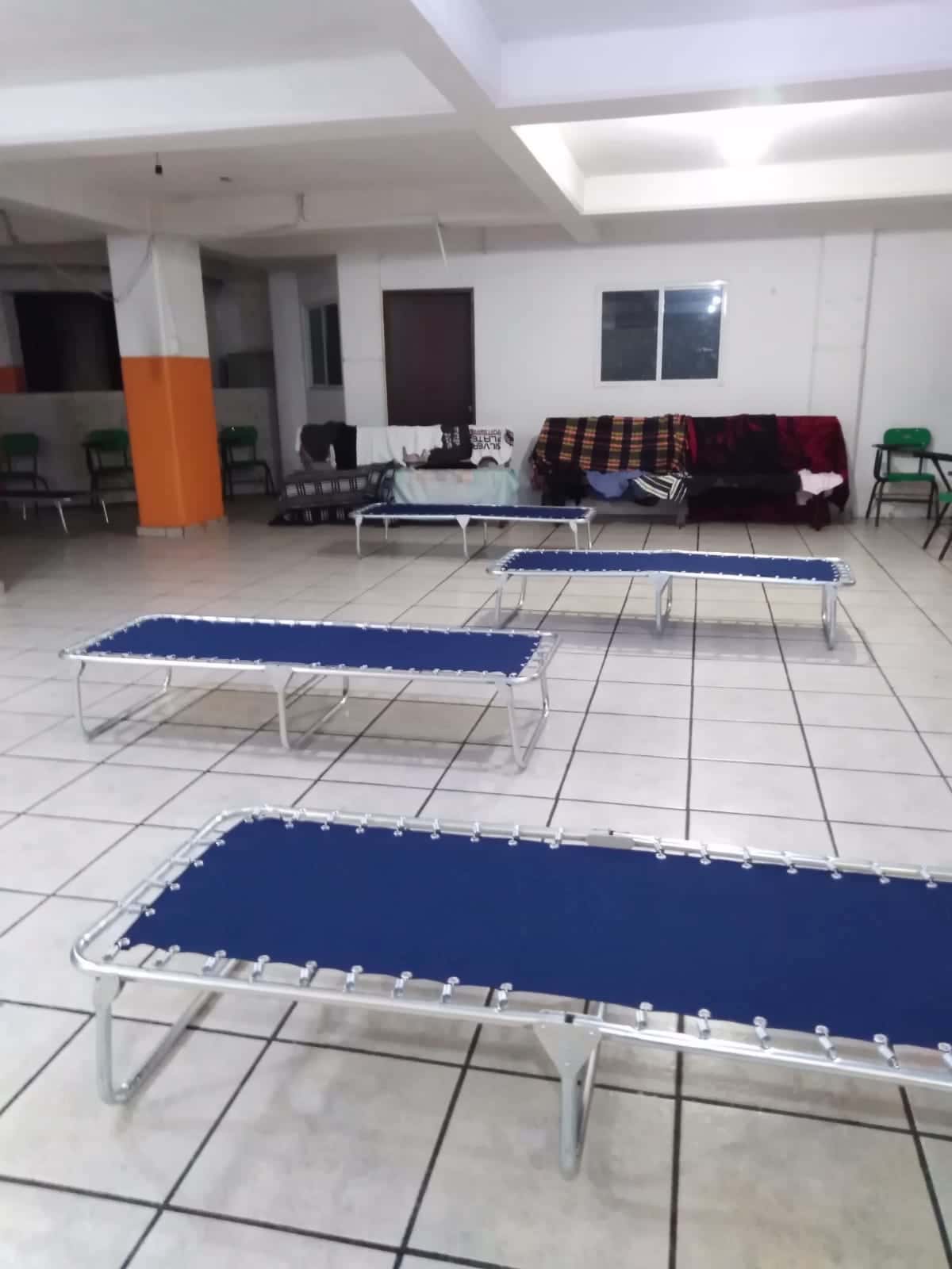 La comunidad de la Parroquia del Sagrado Corazón, en la Diócesis de Ecatepec, adaptó el salón parroquial como albergue para los afectados por el derrumbe. Foto: Alfredo Márquez