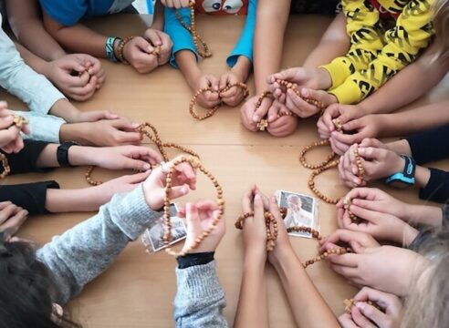 ¿Un millón de niños rezando el rosario al mismo tiempo? Te explicamos cómo unirte