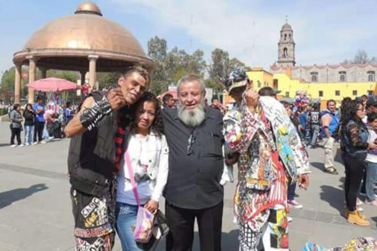 El padre Matus en la caminata rockanrolera. Foto: Pastoral Urbana MX.