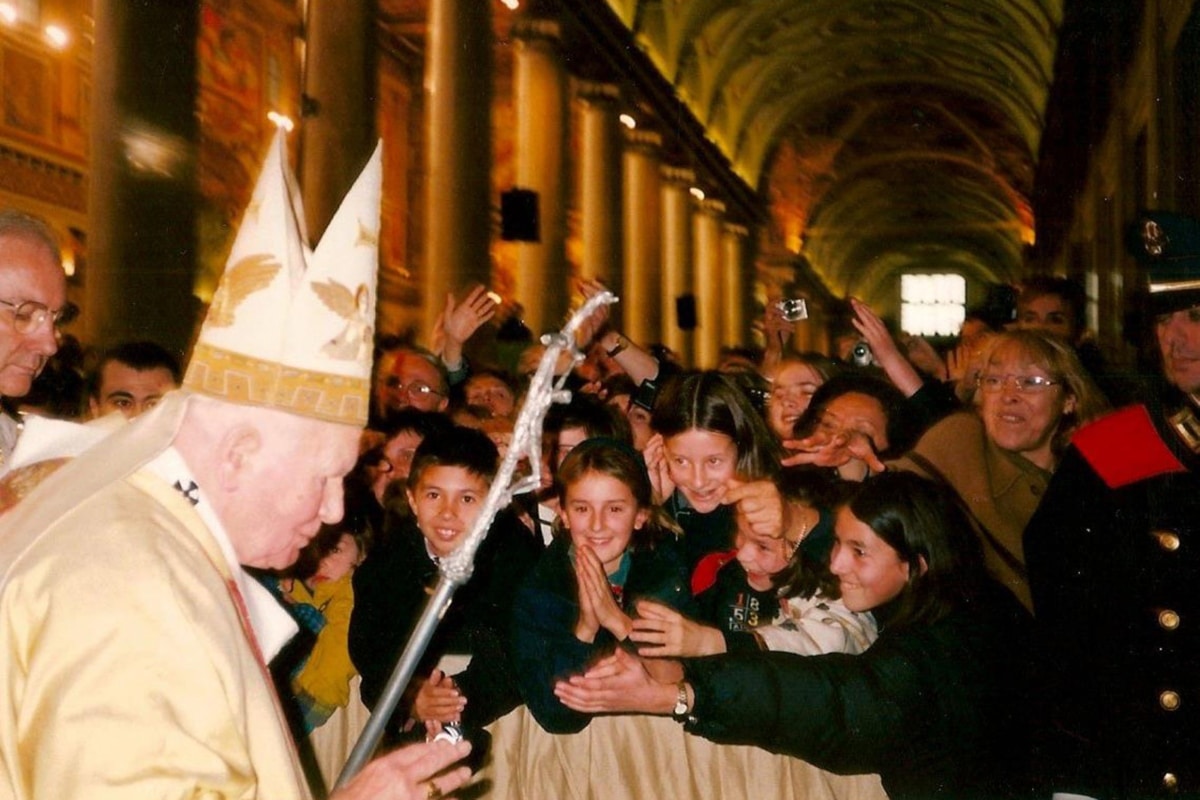 Sergio vio en persona al papa Juan Pablo II cuando era un niño en el Vaticano. Foto: Facebook / Sergio Pérez, foto publicada por el medio La Lista.