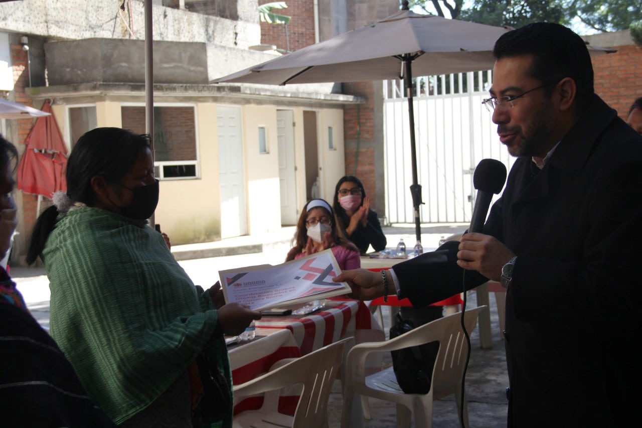 El padre Israel Bucio entregó un reconocimiento a los Grupos Otomíes de la colonia Roma. Foto: Alfredo Márquez.