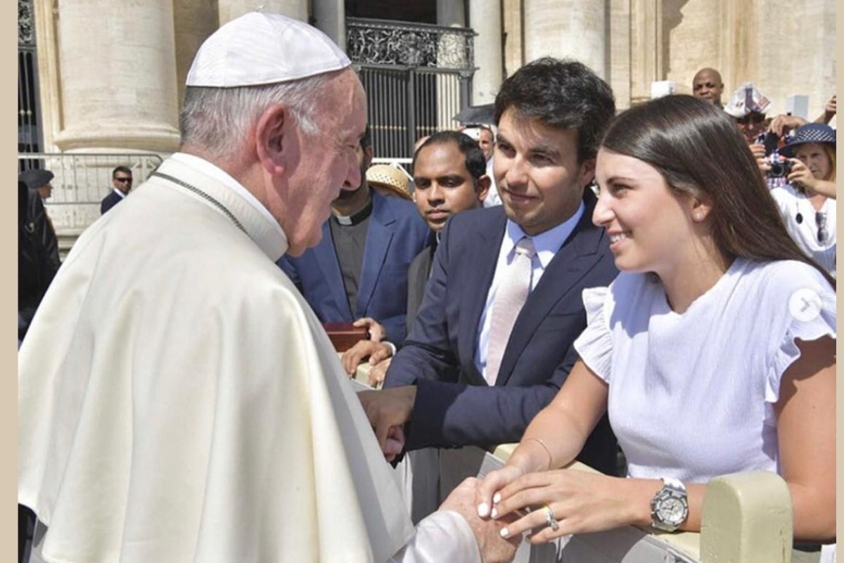 El piloto Sergio Pérez y su esposa conocen al Papa Francisco. Foto: El Informador.