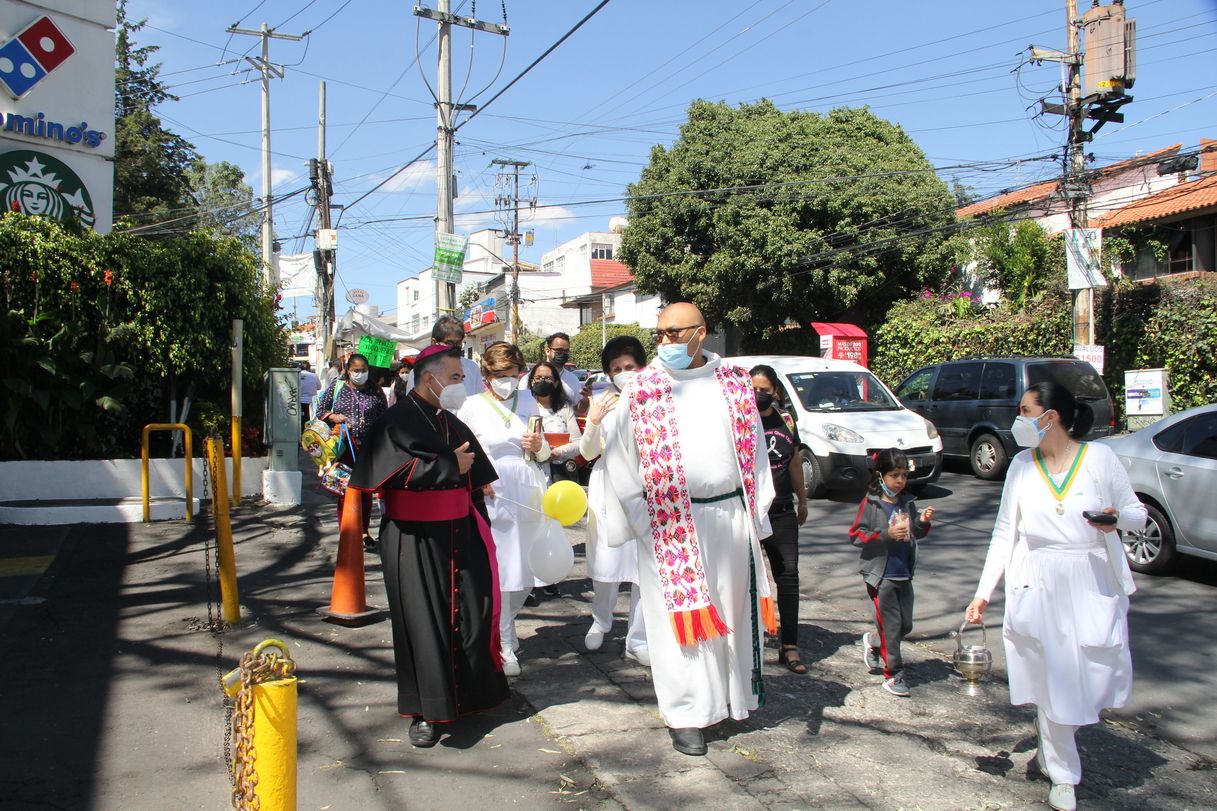 El padre Julio César, con el obispo Carlos Samaniego, en la Visita Pastoral a la Rectoría de San José del Buen Consejo. Foto. Alex García.