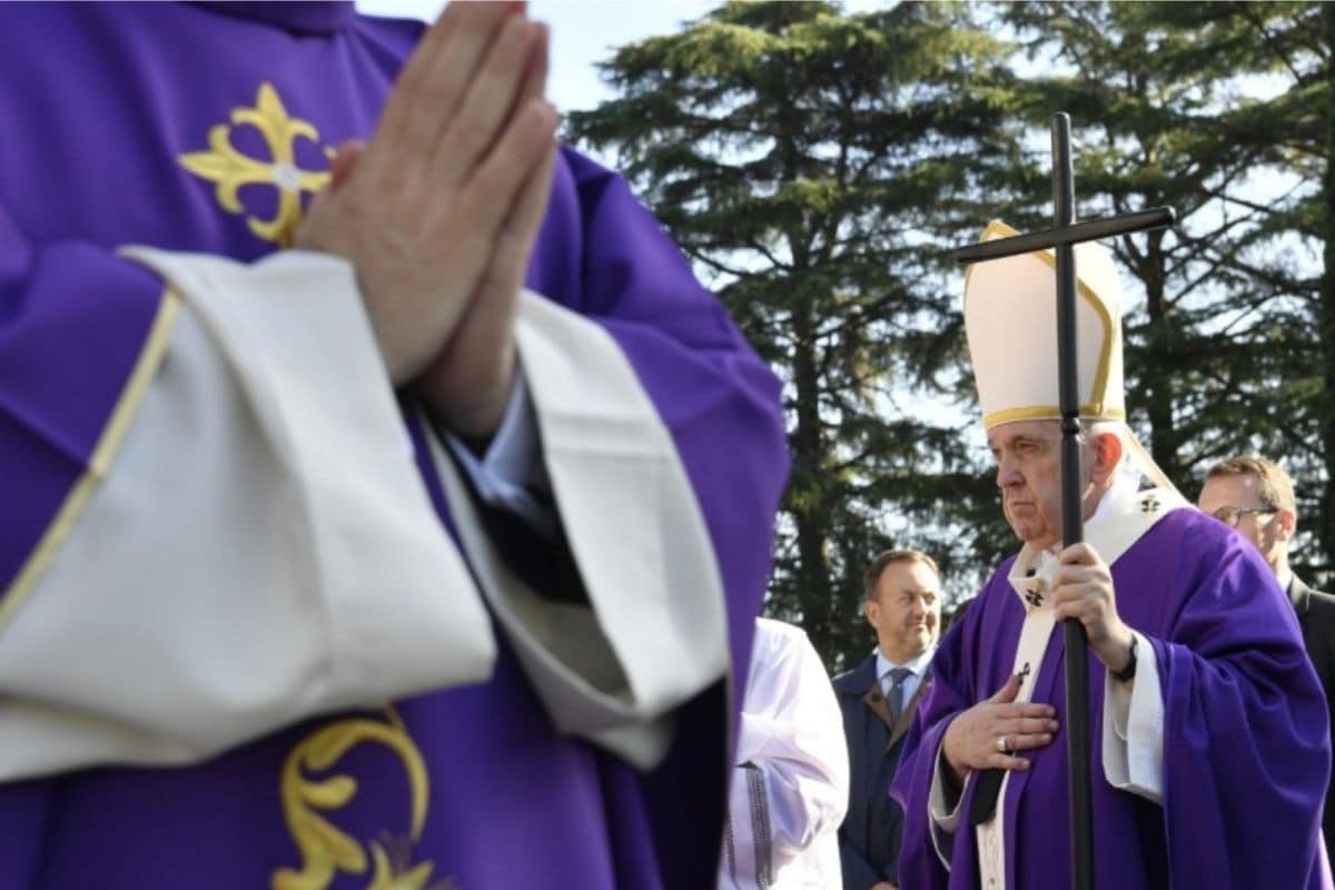 El Papa celebró la Misa de los Fieles Difuntos en el Cementerio Militar Francés, de Roma. Foto: Vatican Media.