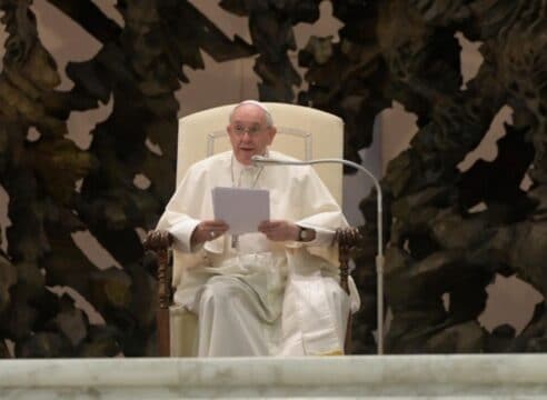 Papa Francisco: “Qué fácil es criticar a los otros, ¡Pero mírate a ti mismo!”