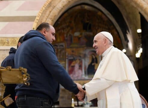 El Papa Francisco escucha el testimonio de los pobres en Asís