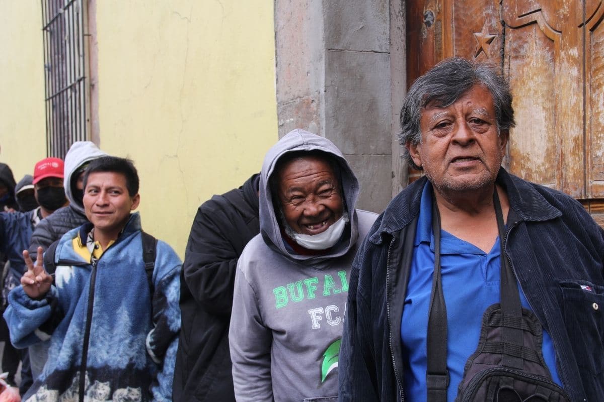 300 indigentes tuvieron la oportunidad de tomar una ducha y recibir servicio de peluquería en parroquia de La Merced.