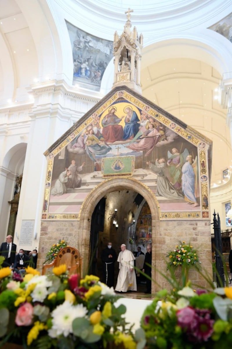 El Papa Francisco visitó la Porciúncula, una pequeña capilla que se encuentra en el interior de la Basílica de Santa María de los Ángeles y es uno de los lugares más significativos para la familia franciscana. Foto: Vatican Media