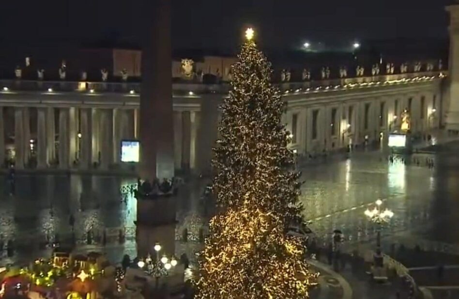 Un árbol de 28 metros ilumina la Plaza de San Pedro del Vaticano