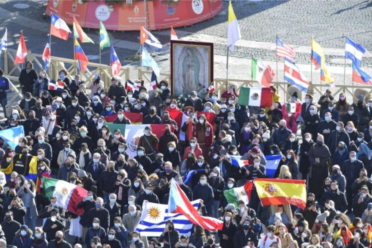 ¡Cuántas banderas de países americanos!, dijo el Santo Padre.