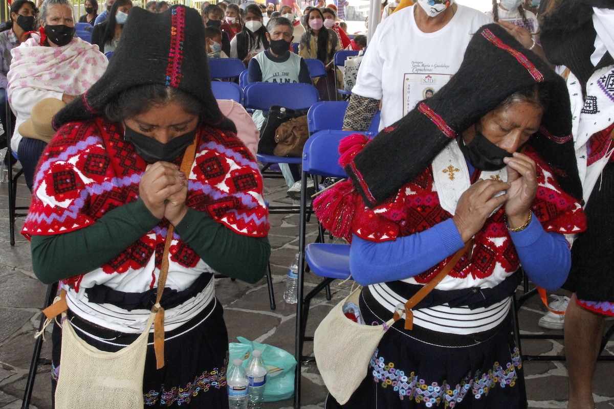 Devotos de san Juan Diego tras comulgar en la fiesta patronal. Foto: Alfredo Márquez