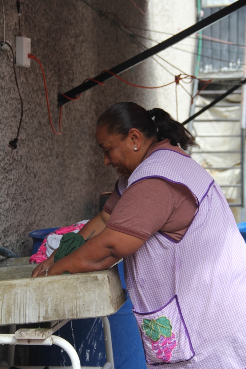 Eliza López es una de las empleadas de la Casa Hogar Nuestra Señora de los Ángeles.