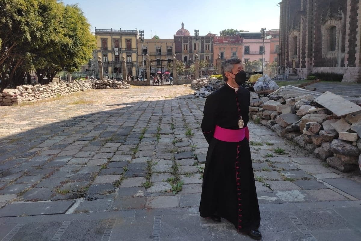 El Dean de la Catedral, Ricardo Valenzuela, en el Patio de los Canónigos. Foto: Desde la fe.