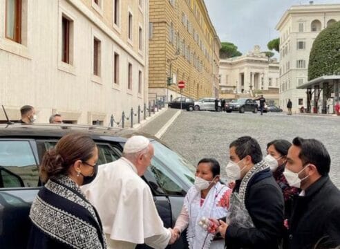 El Papa Francisco saluda a artesanos de Puebla y a edil de Chignahuapan