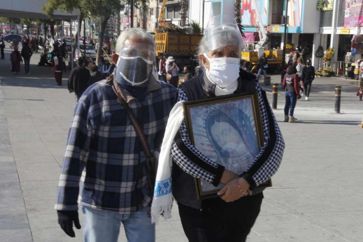 El uso de cubrebocas es obligatorio para ingresar a la Basílica de Guadalupe en diciembre de 2021 debido a la pandemia de covid-19. Foto: Alfredo Márquez.