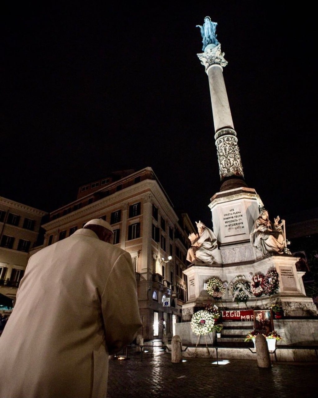 El Papa pidió la intercesión de la Virgen por los grandes problemas que hoy aquejan al mundo.