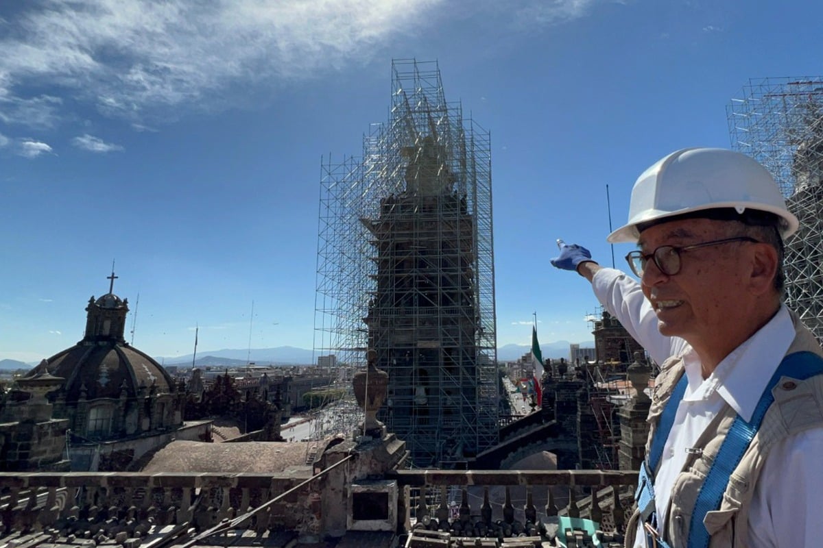 Arturo Balandrano explica los trabajos realizados en las torres campanario