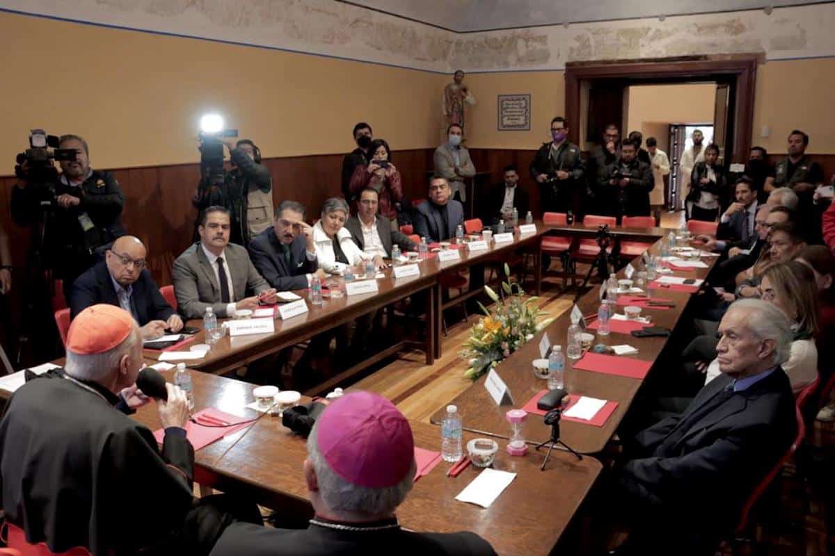 Reunión del Cardenal Aguiar con comunicadores.