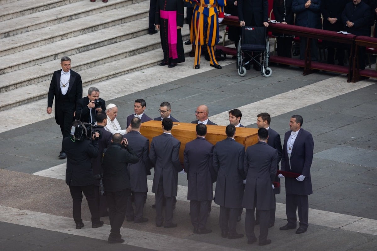 El Papa Francisco frente al féretro de Benedicto XVI en la Plaza de San Pedro / Foto: María Langarica