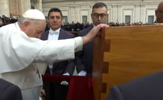 Lágrimas, aplausos y el ¡santo súbito! en la despedida de Benedicto XVI