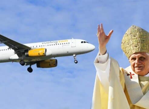 Piloto de avión sorprende a pasajeros al hablarles de Benedicto XVI desde cabina