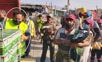 El hombre del chaleco es sacerdote y reparte 8,000 comidas cada semana