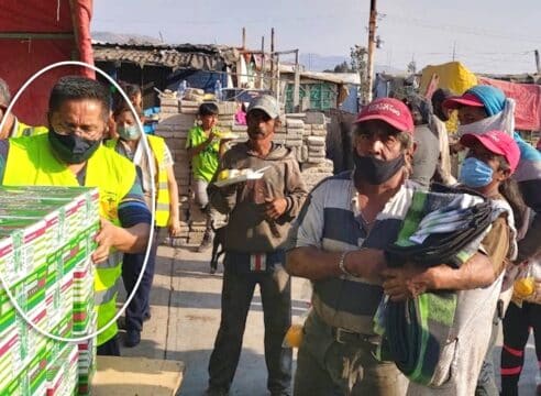 El hombre del chaleco es sacerdote y reparte 8,000 comidas cada semana