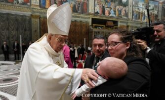 ¿Es correcto amamantar en la iglesia? El Papa Francisco responde