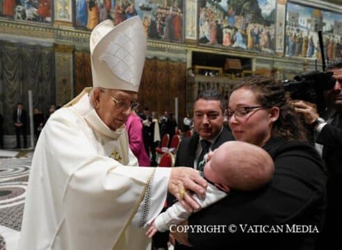 ¿Es correcto amamantar en la iglesia? El Papa Francisco responde