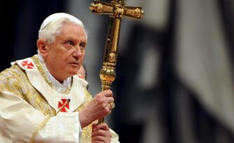 El silencio de Benedicto XVI que mantuvo a flote la barca de Pedro