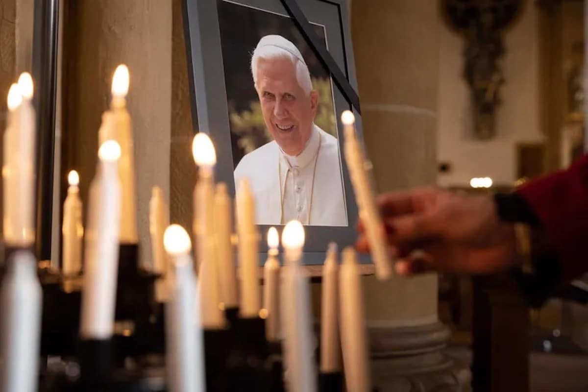 Fotografía del papa emérito Benedicto XVI con veladoras encendidas al rededor / Fuente: Especial