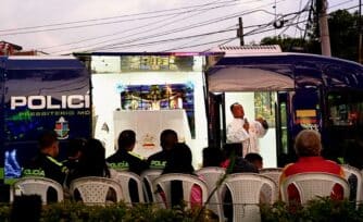 Estos policías tienen su propia capilla rodante para sobrellevar su realidad