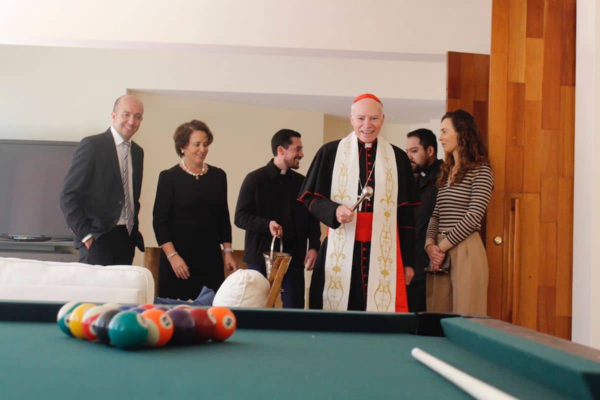 El cardenal Carlos Aguiar Retes bendiciendo el salón de recreo de la Casa Sacerdotal Cardenal Miranda / Foto: Miguel Ávila