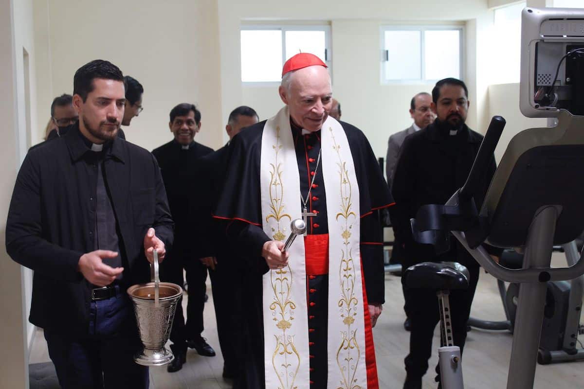 El cardenal Carlos Aguiar Retes bendiciendo el gimnasio de la Casa Sacerdotal Cardenal Miranda / Foto: Miguel Ávila