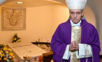 Hoy se cumpliría el plazo para que el secretario de Benedicto XVI abandone el monasterio