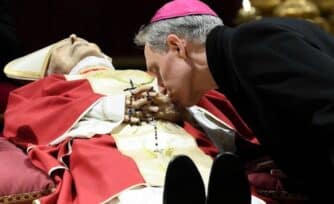 El histórico beso a las manos del cuerpo inerte de Benedicto XVI