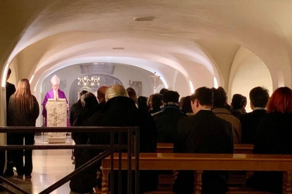 Mons. Ganswein presidió la Santa Misa en las Grutas Vaticanas. Foto: Fundación Ratzinger.