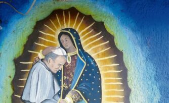 Oración para pedirle a la Virgen María que te cubra con su manto