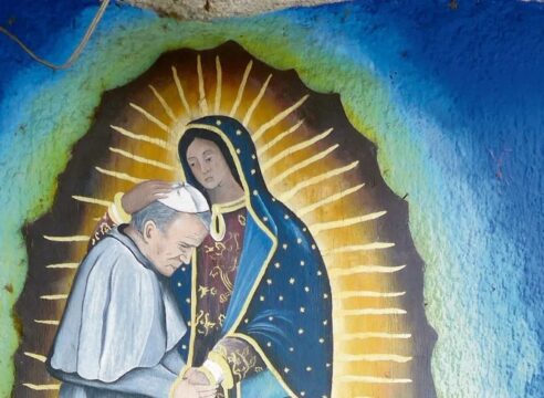 Oración para pedirle a la Virgen María que te cubra con su manto