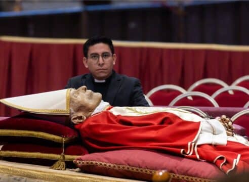 Dos segundos de oración frente a un "próximo santo y Doctor de la Iglesia"