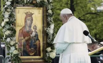 ¿Por qué inclinamos la cabeza cuando se menciona a la Virgen María en Misa?