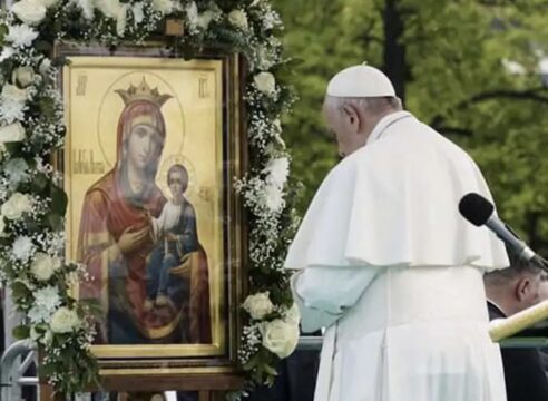 ¿Por qué inclinamos la cabeza cuando se menciona a la Virgen María en Misa?